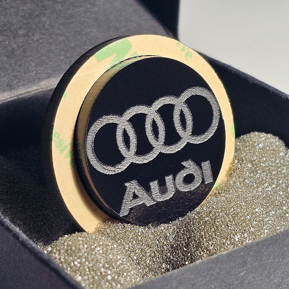 Tampa supressora do limpador de pára-brisa traseiro VAG - LOGOTIPO AUDI + LETRAS